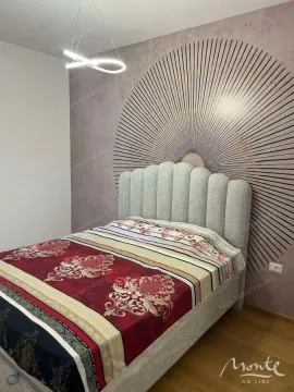 Spavaća soba sa bračnim krevetom i ukrasnim tapetama na zidu. - image 7