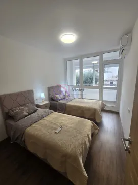 Spavaća soba sa dva kreveta i izlazom na terasu. - image 2