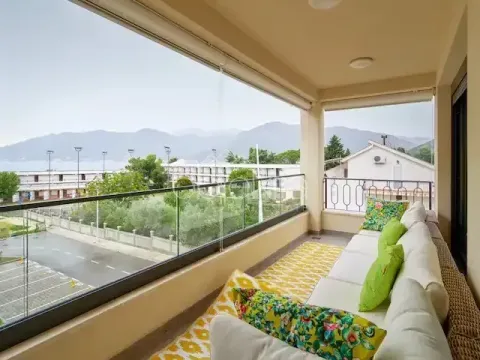 Izdavanje, stan, 90m², Tivat, Crna Gora - image 3