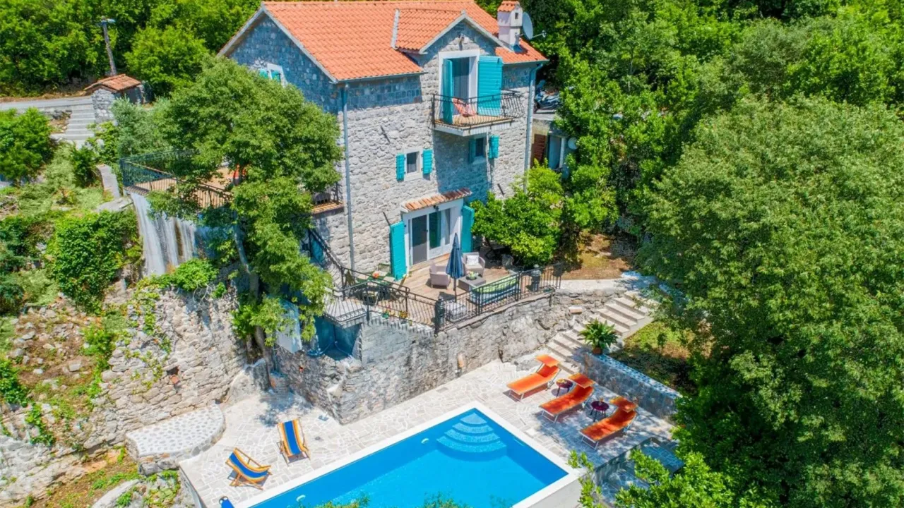 Sale, house, 170m², Milovići, Tivat