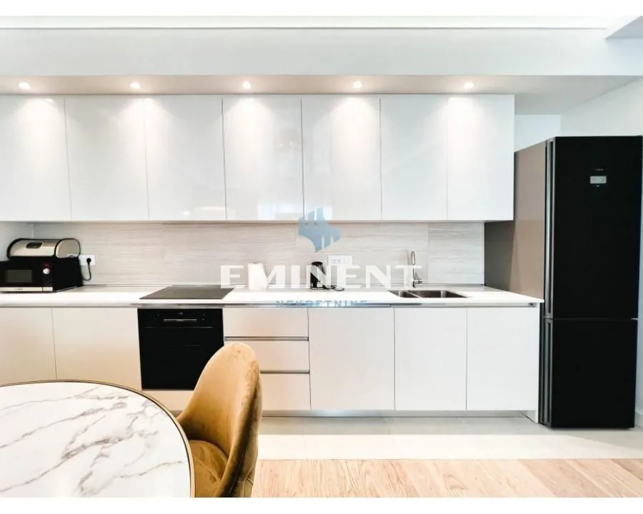 Izdavanje, trosoban stan, 90m², Savski Venac, Beograd