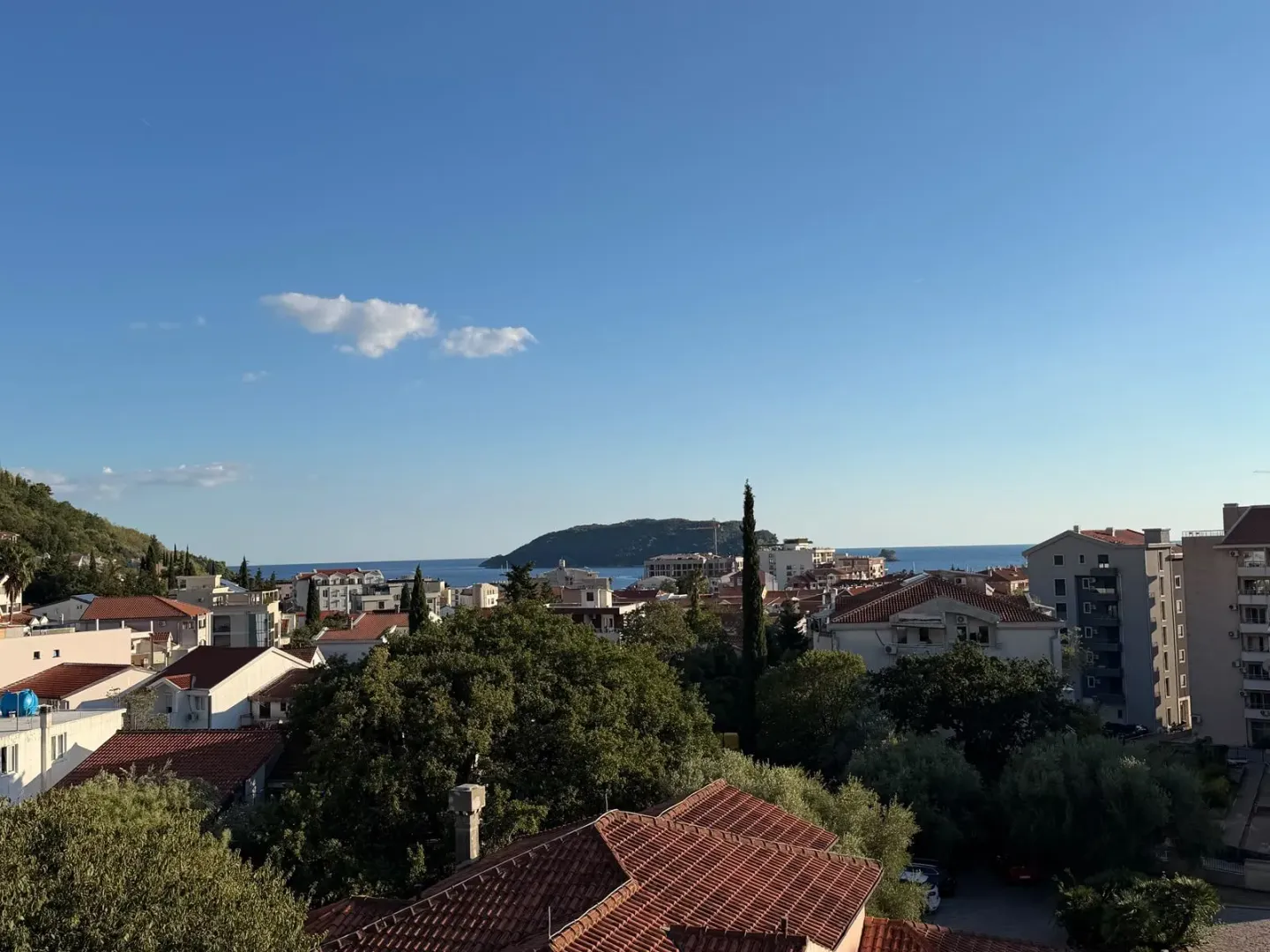 Pogled na grad i more sa terase.