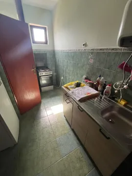 Manja kuhinja sa sudoperom, elementima i šporetom. - image 3