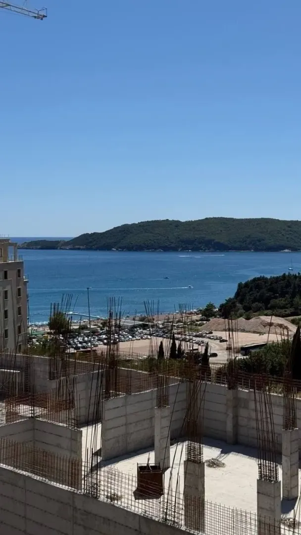 Pogled na more i okolinu sa terase objekta u izgradnji.