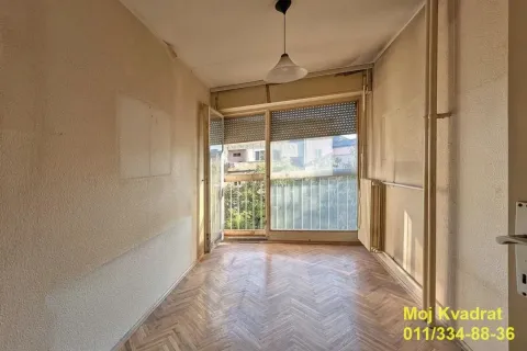 Zastakljena terasa sa drvenim parketom i izlazom na spoljni deo. - image 3