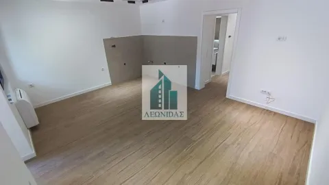 Prazna prostorija sa drvenim podom i pločicama na zidu predviđenim za kuhinju. - image 3
