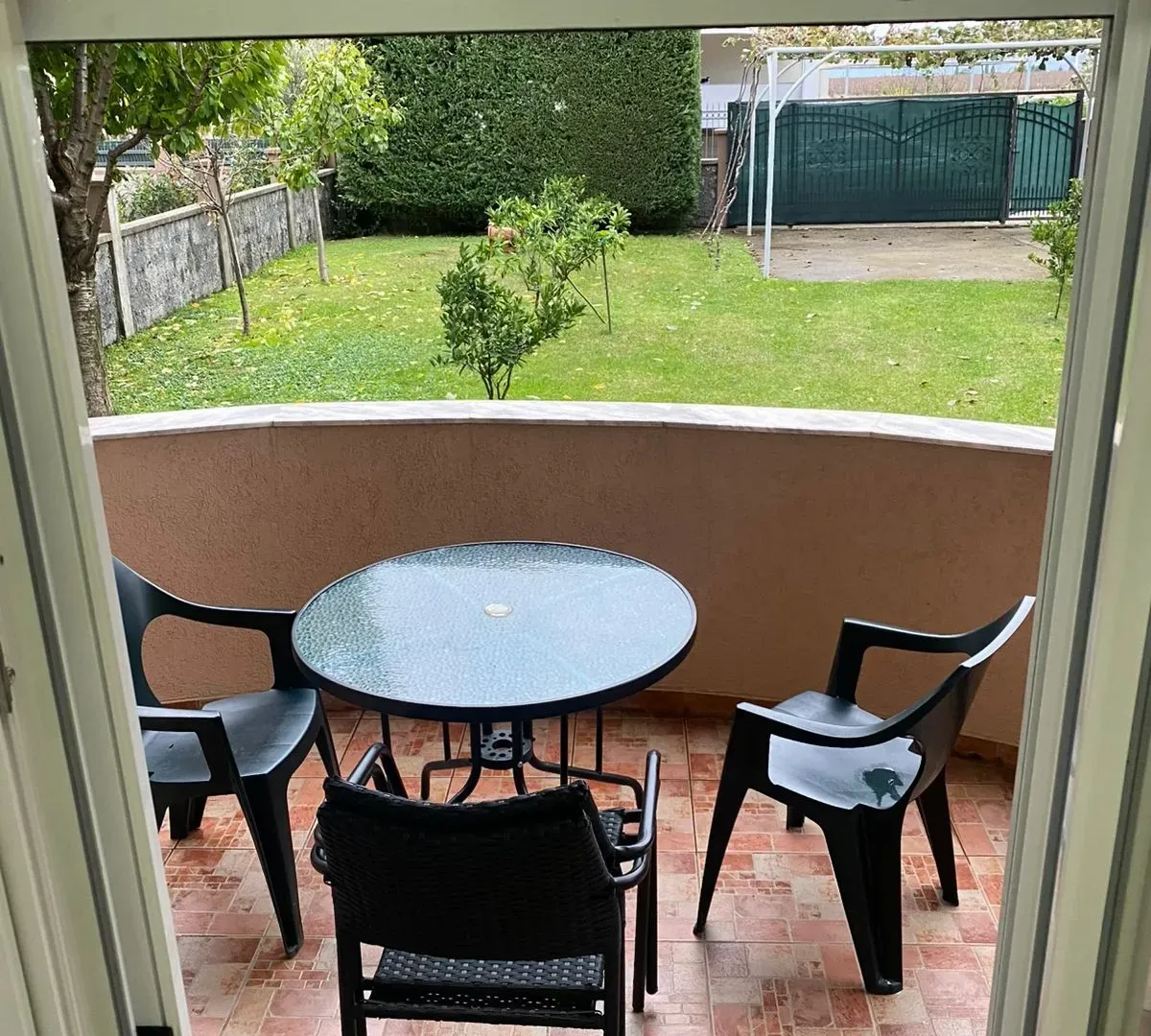 Izdavanje, kuća, 250m², Karaburško Polje, Podgorica