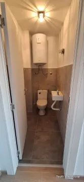 Manje kupatilo sa WC šoljom, umivaonikom i bojlerom. - image 8
