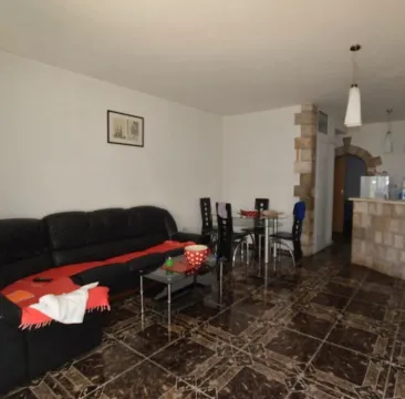 Dnevni boravak sa garniturom i trpezarijskim dijelom. - image 5
