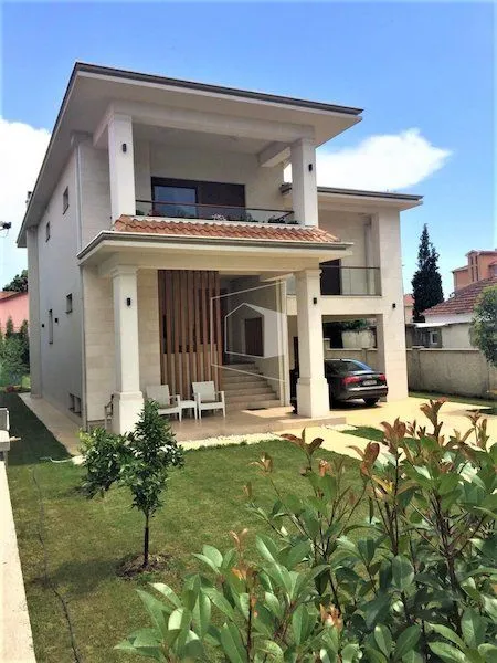 Izdavanje, kuća, 400m², Blok 9, Podgorica