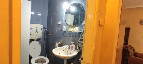 Manje kupatilo sa plavim pločicama, umivaonikom, ogledalom i WC šoljom. - image 6