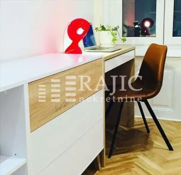 Radni sto sa stolicom i komodom u sobi. - image 4