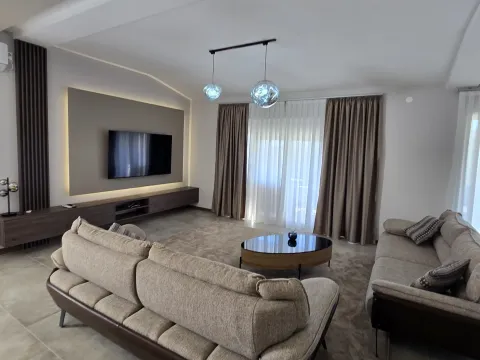 Izdavanje, trosoban stan, 180m², Tološi, Podgorica - image 10