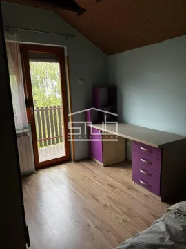 Dečja soba sa pisaćim stolom i izlazom na terasu. - image 6