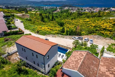 Pogled iz vazduha na modernu kuću sa bazenom i lijepim pejzažom u okolini. - image 4