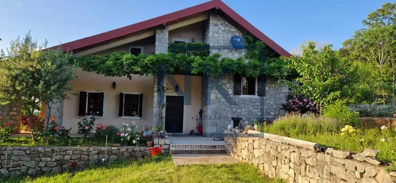 Sale, house, 250m², Kuči, Podgorica
