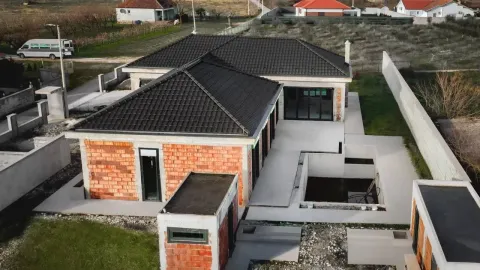 Pogled iz vazduha na kuću u izgradnji sa dvorištem. - image 9