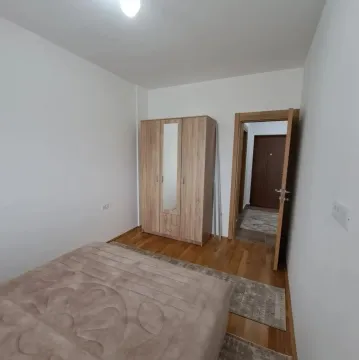 Namještena spavaća soba sa ormarom i bračnim krevetom. - image 6