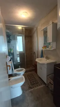 Kupatilo opremljeno umivaonikom, WC šoljom, bideom i tuš kabinom. - image 7