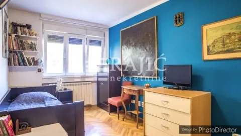 Nameštena spavaća soba sa krevetom, radnim stolom i plavim zidom. - image 8