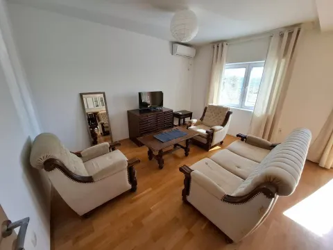 Izdavanje, dvosoban stan, 70m², Radanovići, Kotor - image 2