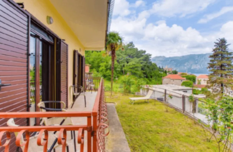 Izdavanje, kuća, 200m², Prčanj, Kotor