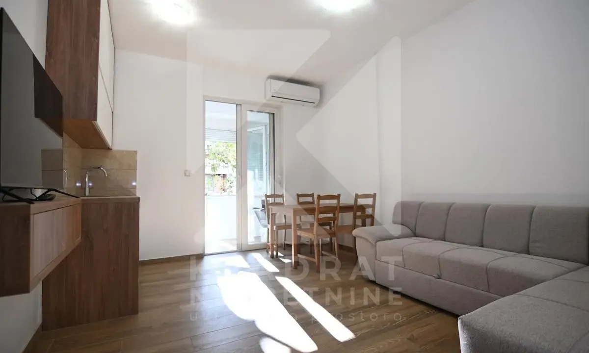 Izdavanje, dvosoban stan, 68m², Centar, Podgorica