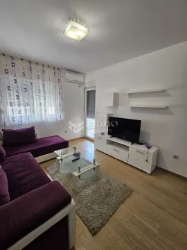 Dnevna soba sa garniturom, televizorom i izlazom na terasu. - image 2