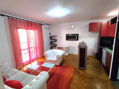 Izdavanje, jednosoban stan, 50m2, Malo Brdo, Podgorica Izdavanje, jednosoban stan, 50m2, Malo Brdo, Podgorica