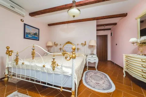 Izdavanje, kuća, 200m², Rafailovići, Budva - image 9