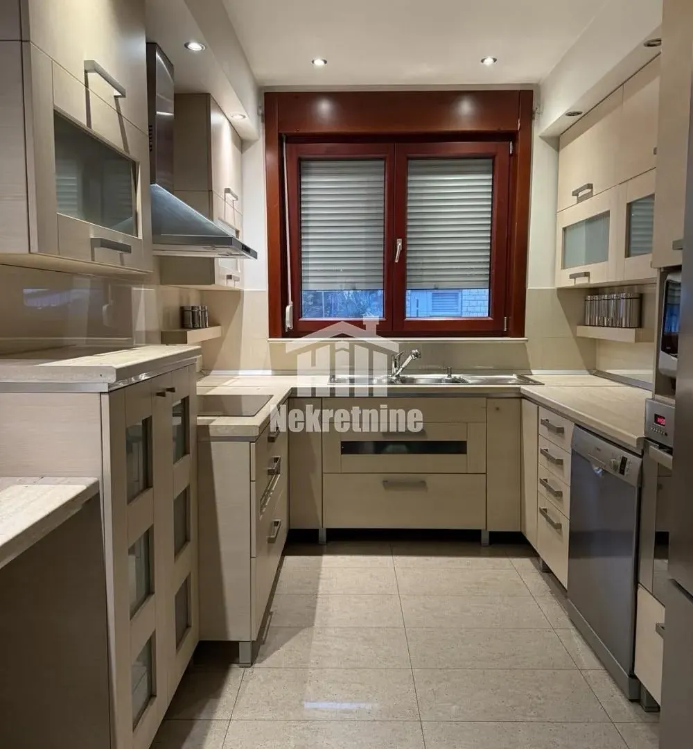 Izdavanje, kuća, 330m², Čukarica, Beograd