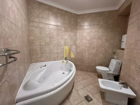 Izdavanje, četvorosoban stan, 148m², Stari grad, Novi Sad - image 13