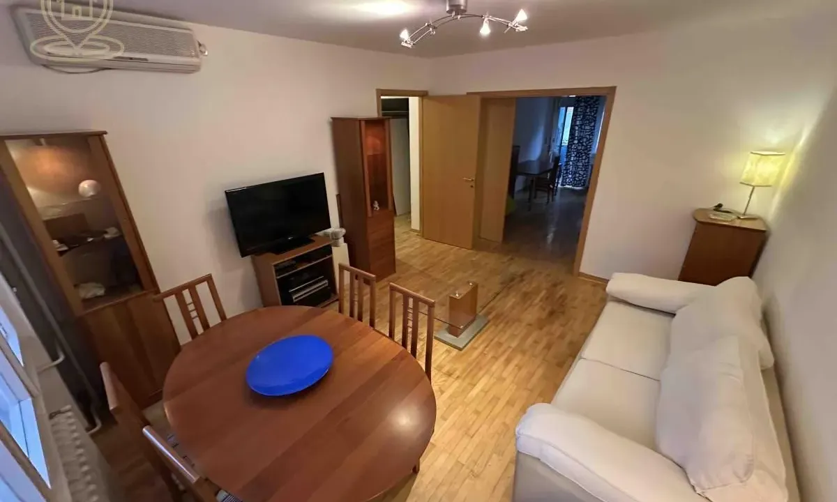 Izdavanje, dvosoban stan, 59m², Centar, Novi Sad