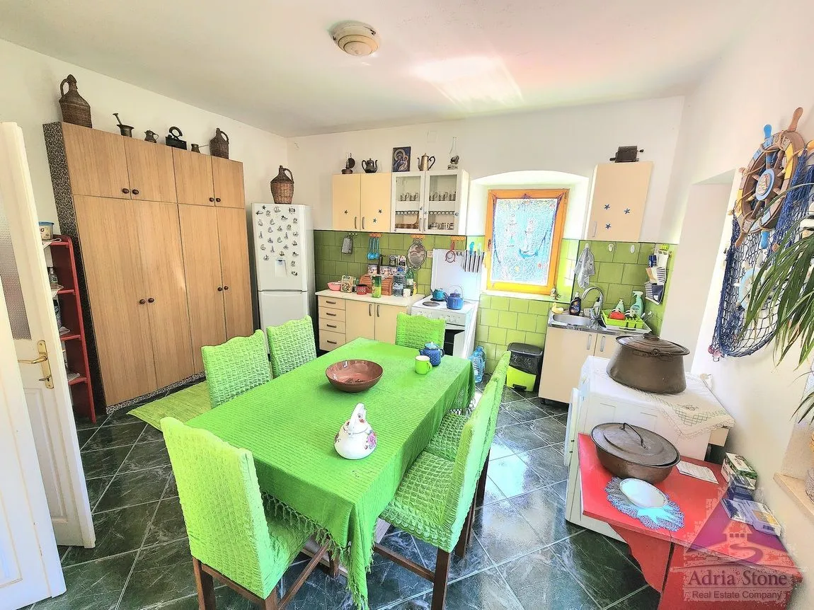Prodaja, četvorosoban stan, 115m², Škaljari, Kotor