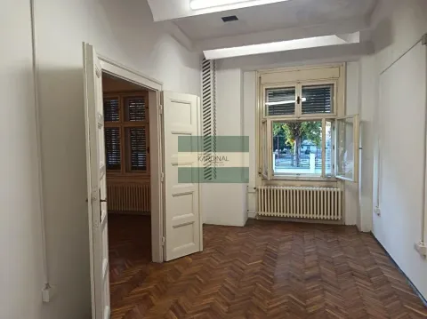 Prazna prostorija sa parketom i otvorenim prozorom. - image 6
