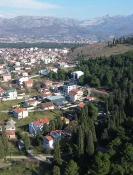 Pogled iz vazduha na naselje i okolne planine. - image 2