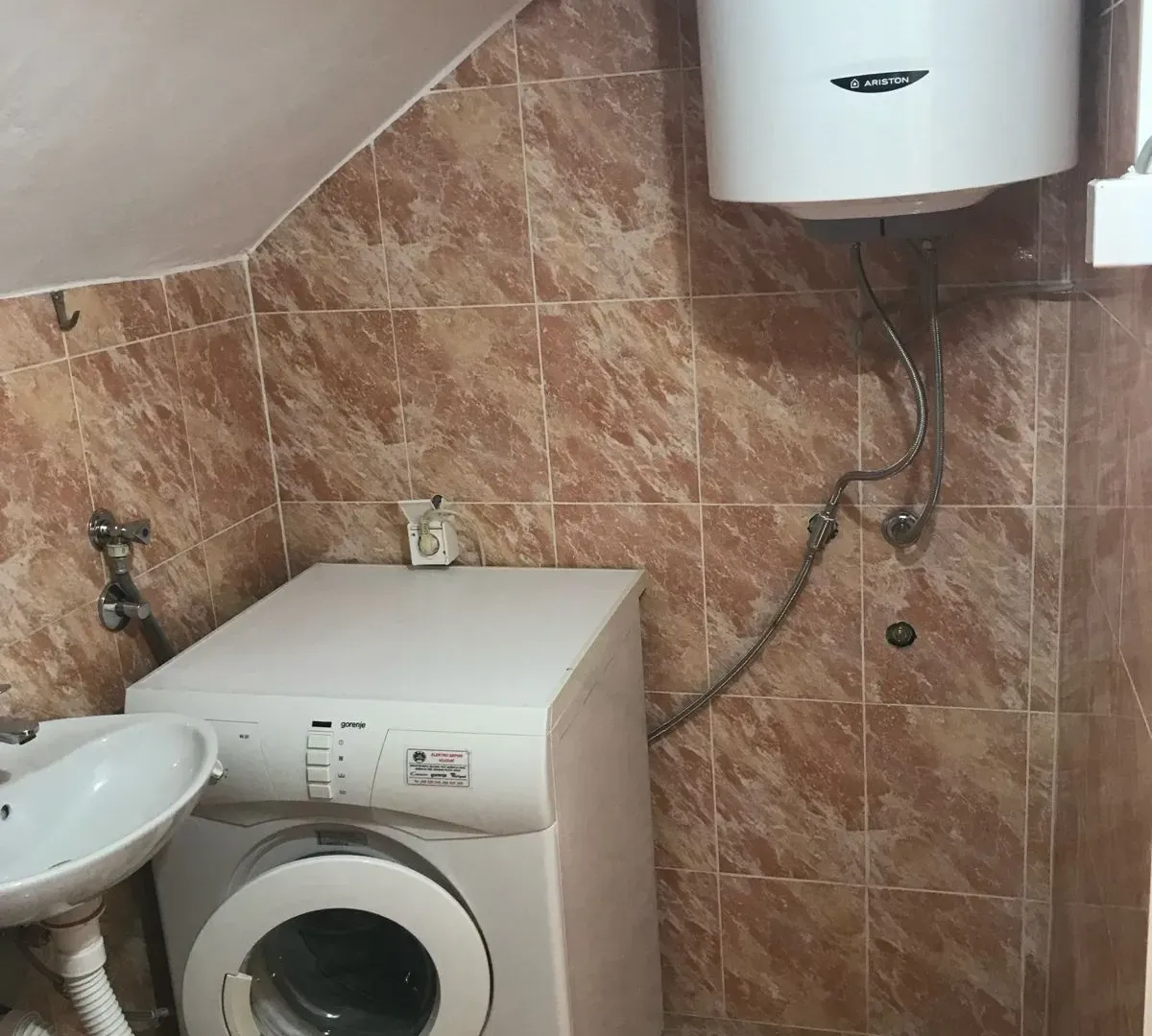 Izdavanje, kuća, 40m², Tološi, Podgorica