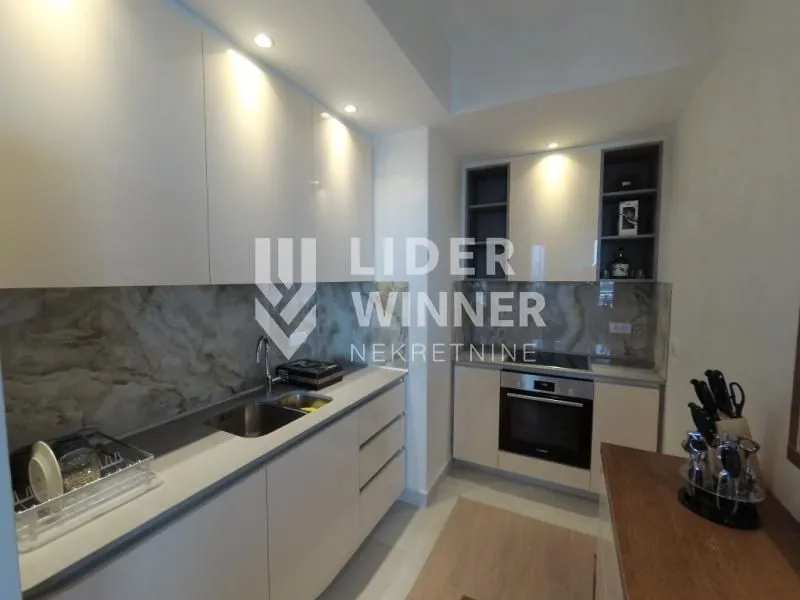 Izdavanje, trosoban stan, 82m², Savski Venac, Beograd