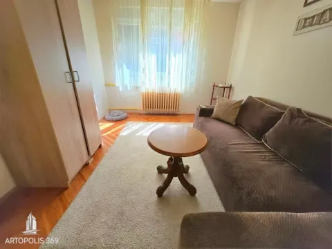 Manja dnevna soba sa garniturom za sedenje, stočićem i ormarom. - image 13