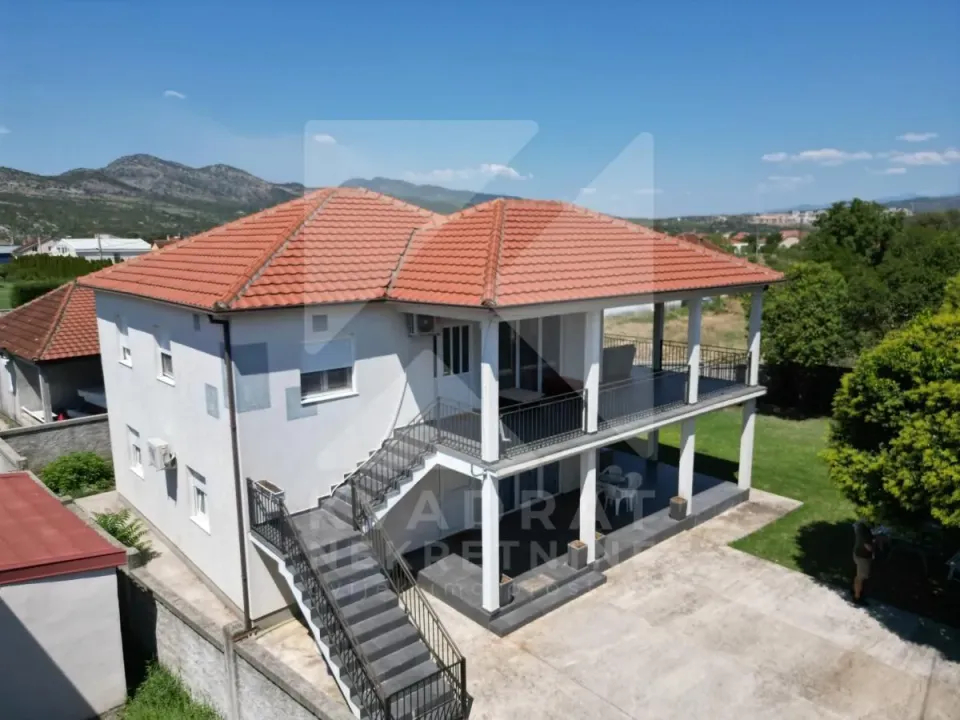 Rent, house, 260m², Kokoti, Podgorica