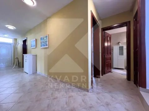 Prodaja, kuća, 200m², Tološi, Podgorica - image 19