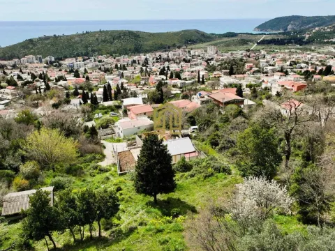 Pogled iz vazduha na naselje i okolnu prirodu. - image 4