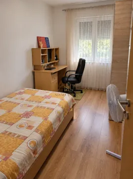 Manja spavaća soba sa krevetom, radnim stolom i plakarom. - image 9
