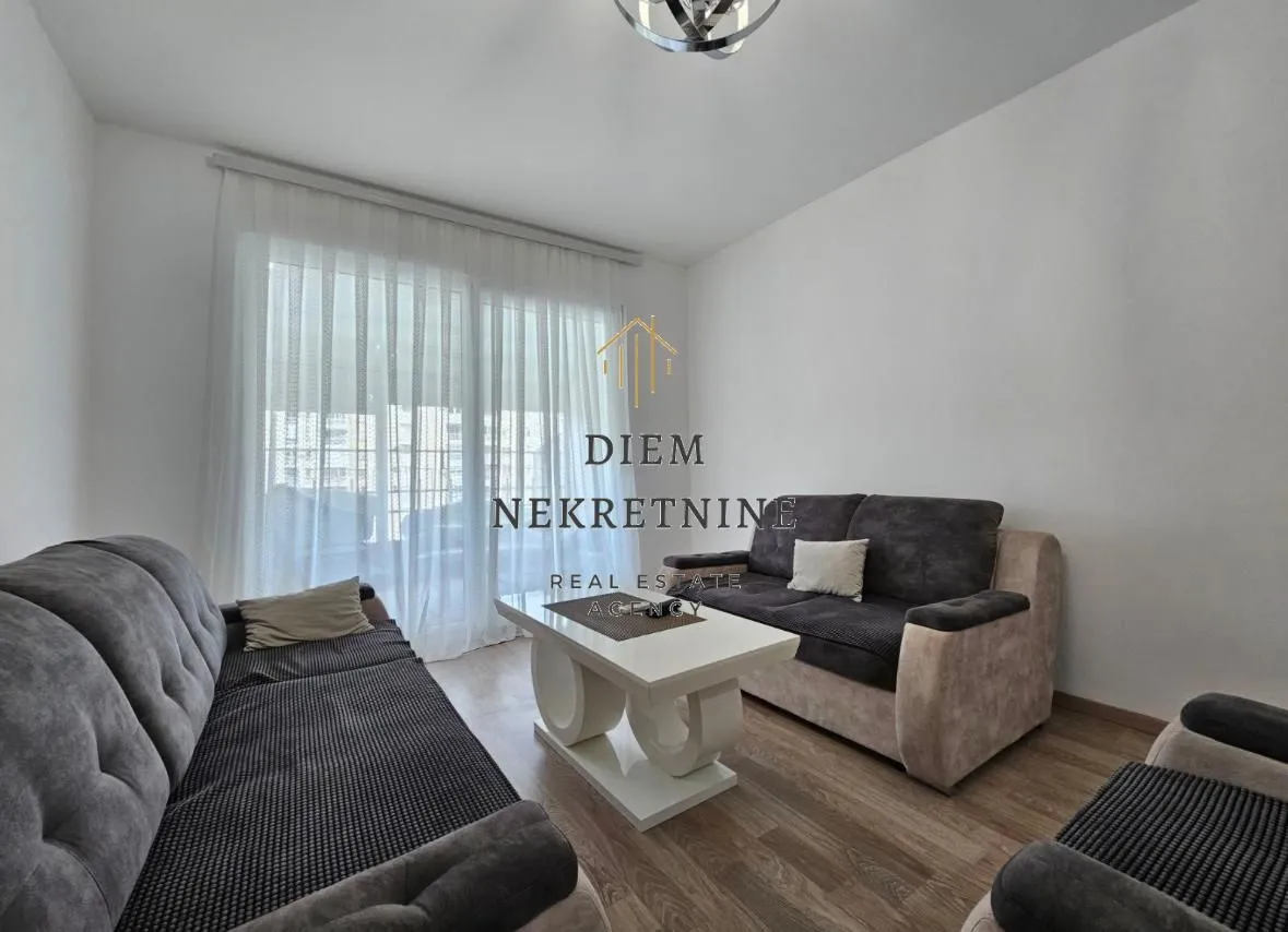 Izdavanje, trosoban stan, 120m², Centar, Bar