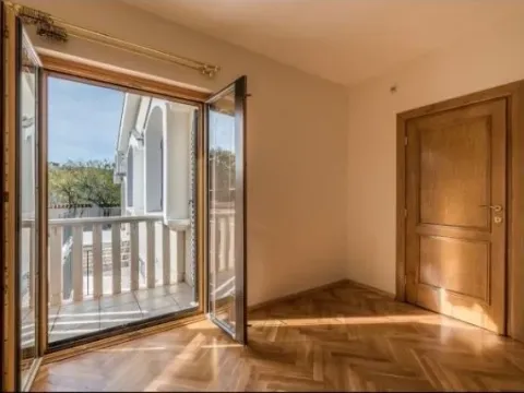 Izdavanje, petosoban stan, 400m², Zabjelo, Podgorica - image 7