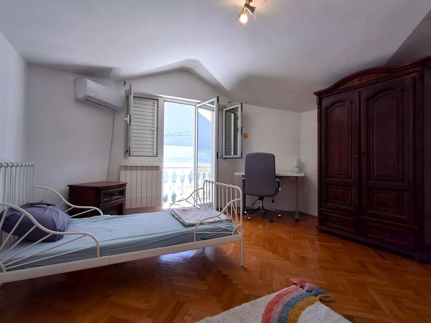 Izdavanje, kuća, 350m², Dahna, Podgorica