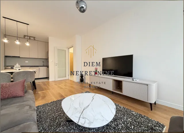 Izdavanje, jednosoban stan, 49m², Central Point, Podgorica