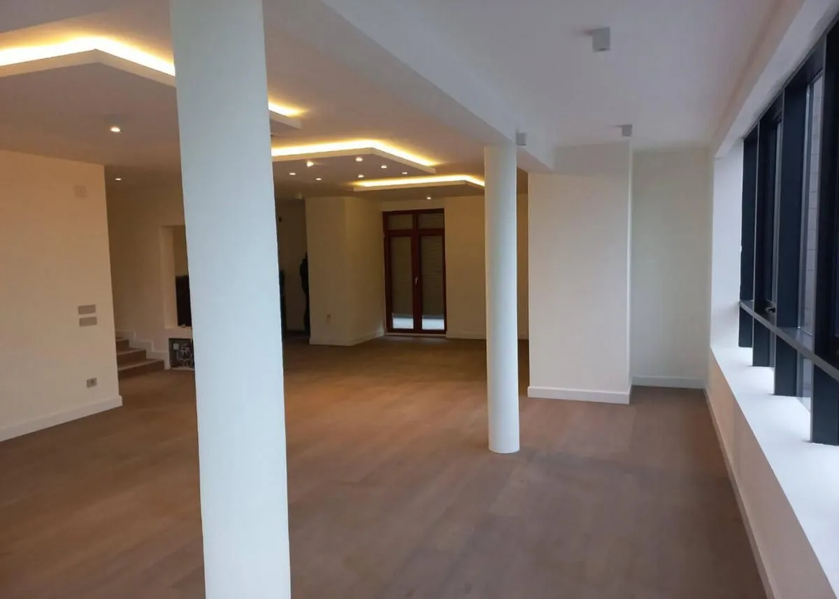Izdavanje, četvorosoban stan, 155m², Savski Venac, Beograd