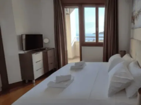 Rent, three bedroom apartment, 120m², Bečići, Budva - image 9