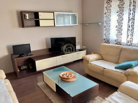Dnevna soba sa garniturom, TV komodom i stočićem. - image 2